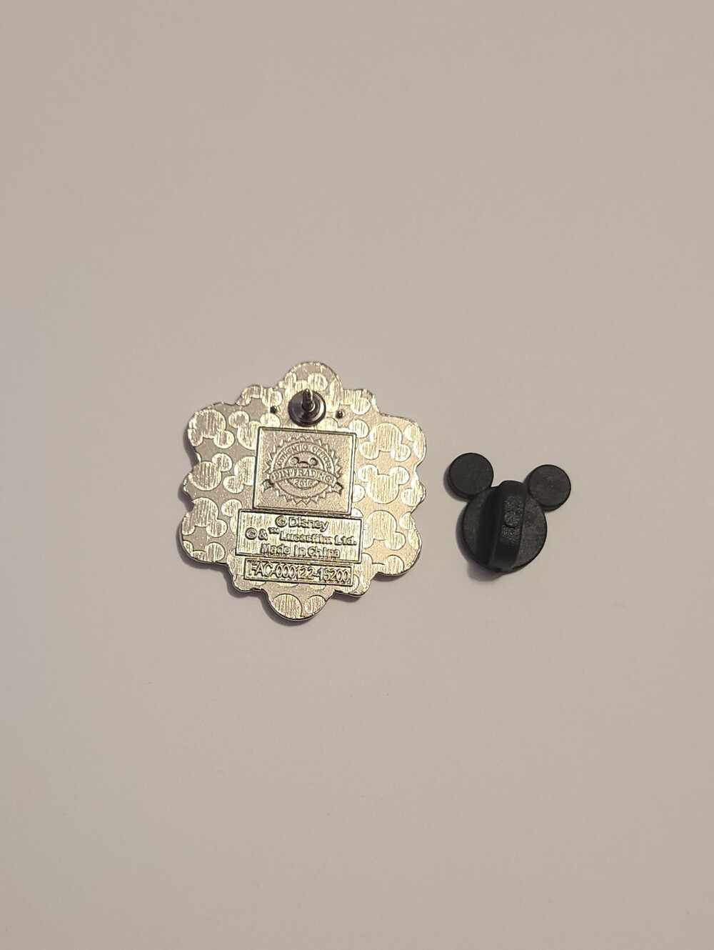 Disney R2D2 Snowflake Star Wars Pin - Picture 4 of 4
